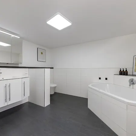Zentrale Design In Ufernaehe - 105 Qm - Parkplatz - Kueche - Netflix Apartment