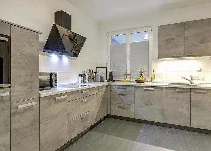 Apartment Zentrale Design In Ufernaehe - 105 Qm - Parkplatz - Kueche - Netflix